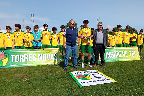 CD Torres Novas recebe medalhas e troféu de vencedor da Taça Encerramento Iniciados II Divisão